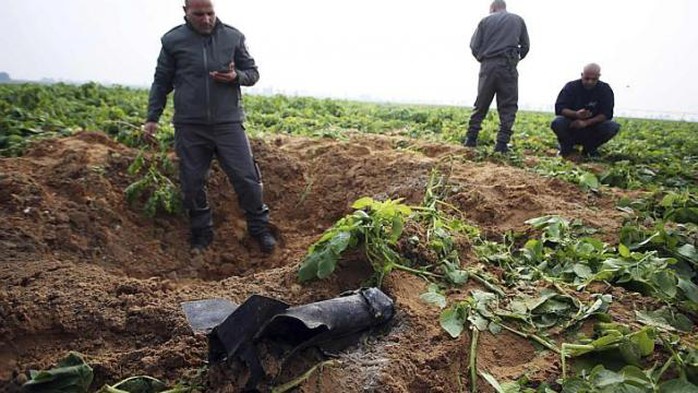 Một quả tên lửa bắn từ dải Gaza đã rơi trúng một khu đất trống ở miền Nam Israel hôm 19-12. Nguồn: Reuters