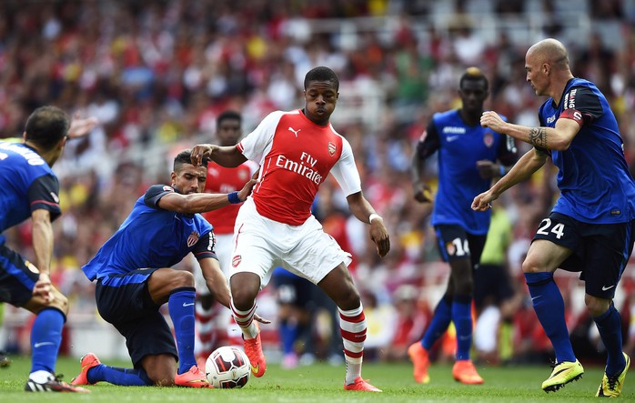 Akom bị đốn ngã trogn vòng cấm nhưng trọng tìa không cho Arsenal hưởng phạt đền