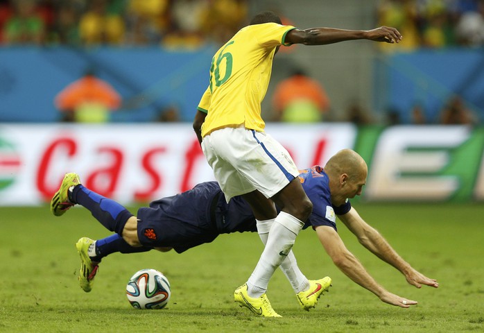 Ramires trong một pha tranh bóng với Robben của Hà Lan