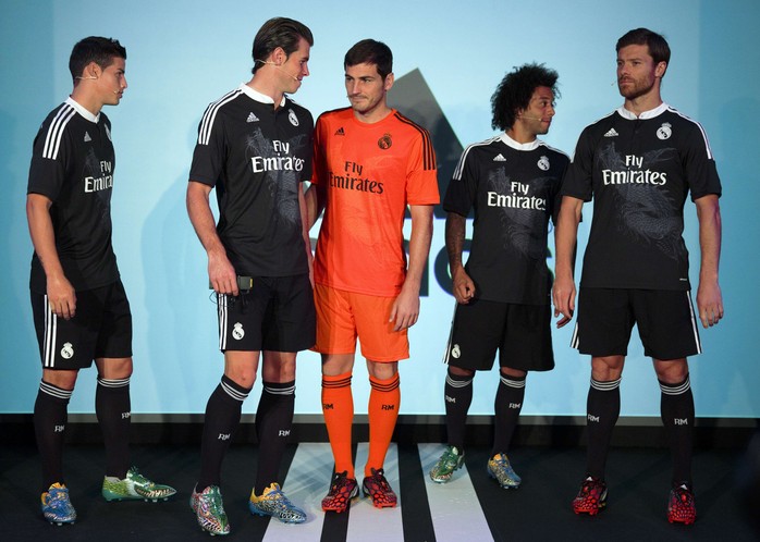 Thêm thủ môn Casillas và Alonso (bìa phải) trong buổi ra mắt trang phục mới