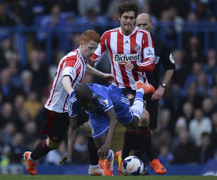 Ramires bị các cầu thủ Sunderland chăm sóc rất kỹ