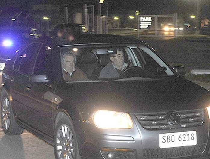 Tổng thống Uruguay lái xe ra sân bay gặp Suarez