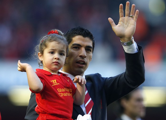 Suarez và con gái ở sân Anfield năm 2013