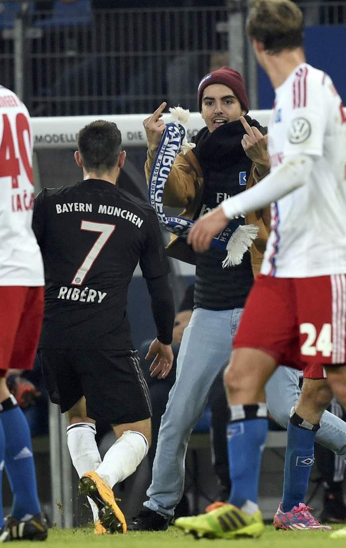 Fan cuồng chỉ ngón tay thối về phía Ribery