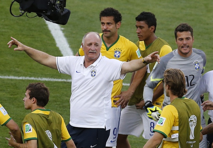 HLV Scolari chia vui sau khi Brazil vượt qua Chiel ở loạt sút luân lưu