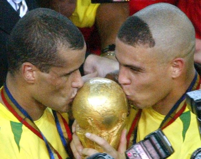 Rivaldo và Ronaldo nhận cúp vàng thế giới năm 2002