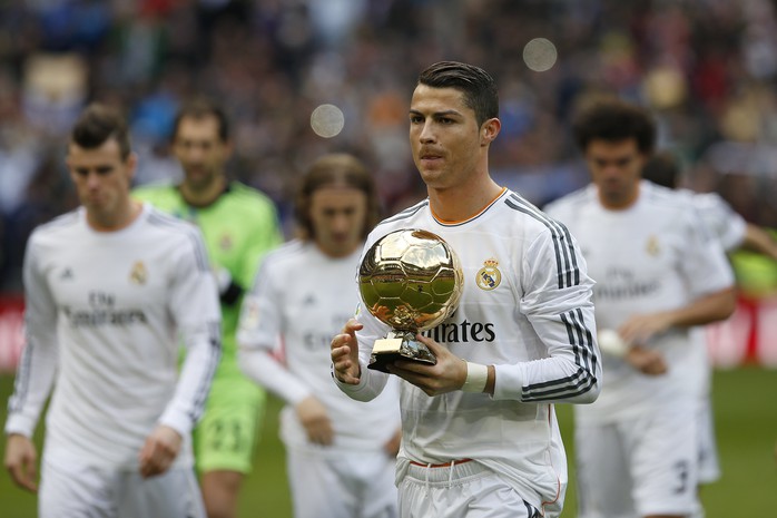 Ronaldo khoe Quả bóng Vàng 2013 với khán giả