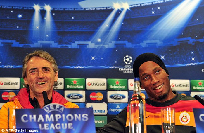 HLV Mancini và Drogba trong cuộc họp báo