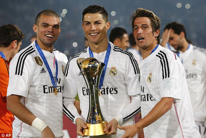 Pepe, Ronaldo và Coentrao bên chiếc cúp vô địch World Cup các CLB