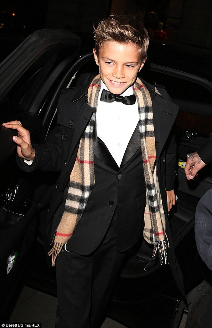 Romeo Beckham đóng bộ veste chỉn chu