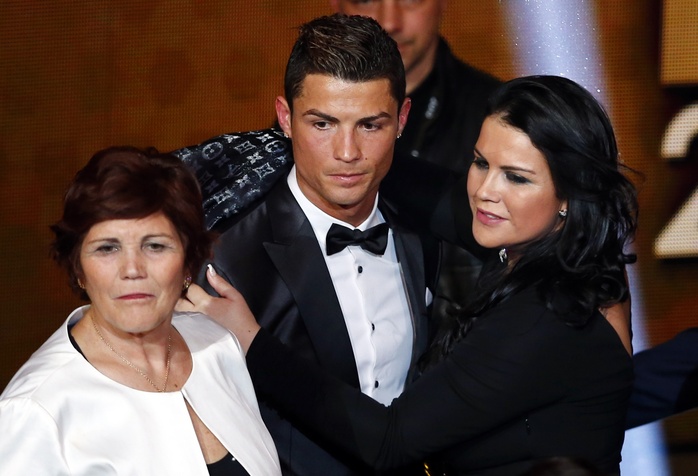Ronaldo, mẹ (trái) và chị gái trong buổi trao giải