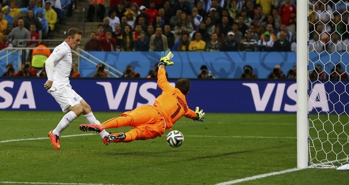 Rooney nỗ lực ghi bàn nhưng tuyển Anh vẫn thua vì những khoảnh khắc thiếu tập trung của hàng thủ