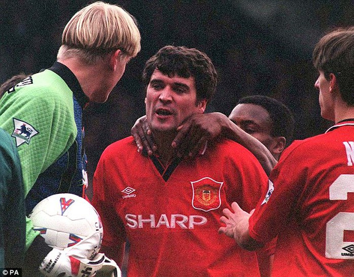 Roy Keane từng đánh thủ môn Schmeichel bầm mặt