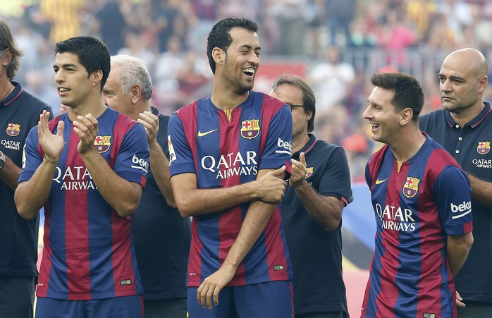 Các cầu thủ Barca chờ nhận cúp