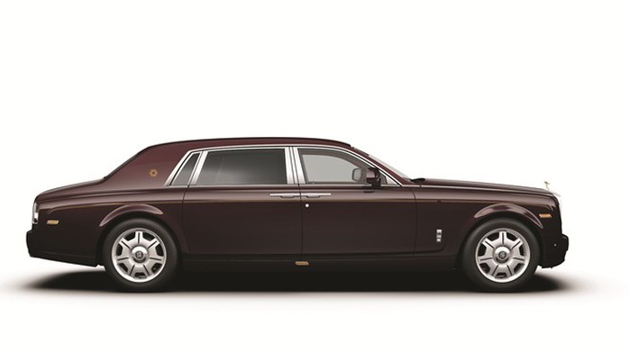 Ngoại thất với màu sơn đặc biệt của Rolls-Royce Phantom Oriental Sun. Ngoại thất với màu sơn đặc biệt của Rolls-Royce Phantom Oriental Sun.