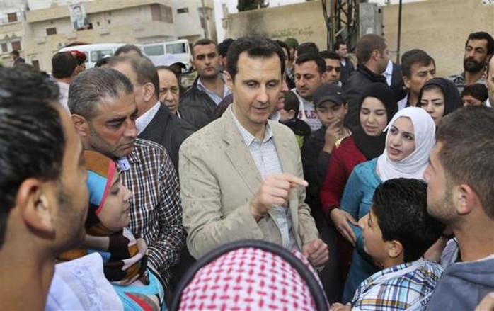 Tổng thống Bashar al-Assad trò chuyện với người dân ở một làng phía Đông Damascus 