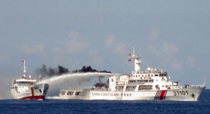 Tàu Trung Quốc xịt vòi rồng vào tàu Việt Nam