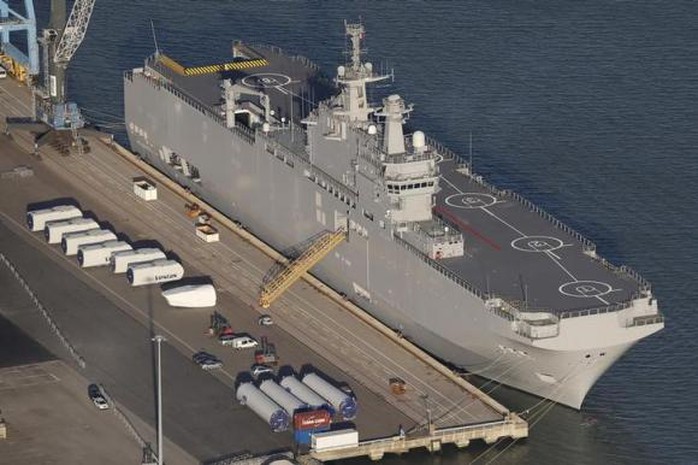 Tàu đổ bộ chở trực thăng Vladivostok được đóng cho Nga vẫn đang đậu tại cảng Montoir-de-Bretagne gần Saint Nazaire, miền Tây nước Pháp. Nguồn: Reuters