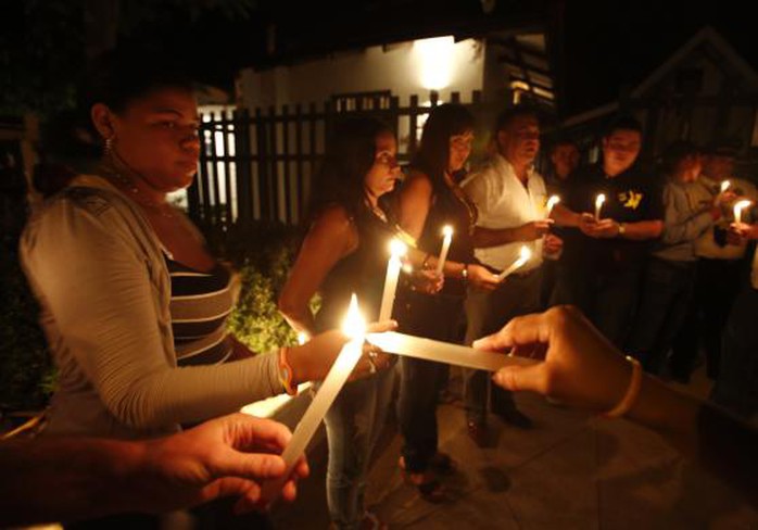 Thắp nến tưởng niệm Gabriel Garcia Marquez. Ảnh: Reuters