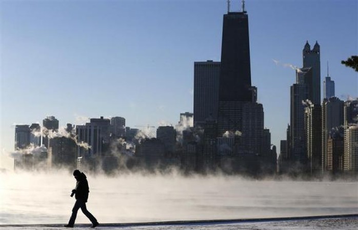 Hơi lạnh bốc lên từ hồ Michigan bị đóng băng. Ảnh: Reuters