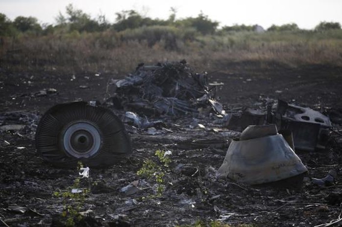 Hiện trường tan nát của MH17. Ảnh: Reuters