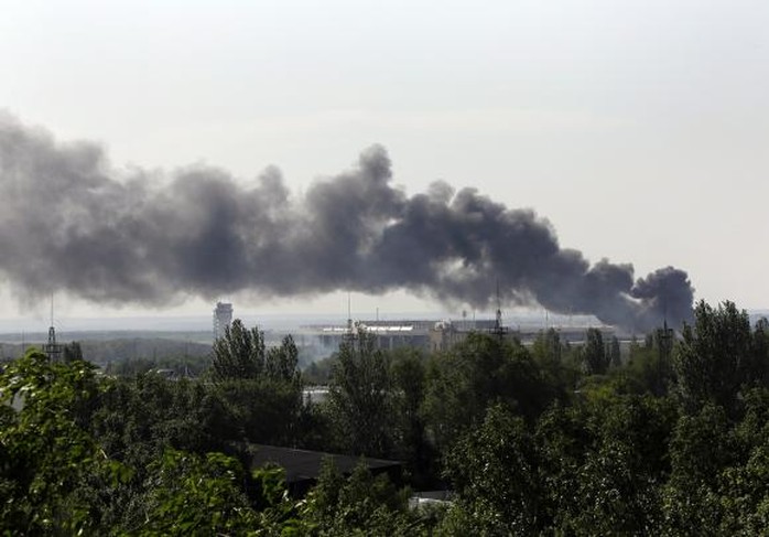 Khói mù mịt từ sân bay Donetsk do phiến quân chiến đấu với chính phủ