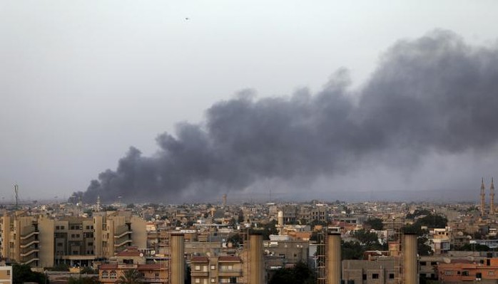 Các cuộc giao tranh ở Tripoli khiến nhiều gia đình khốn đốn, di tản khắp nơi. Ảnh: Reuters