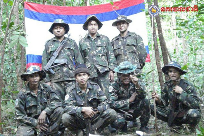 Sam Serey (hàng sau, ở giữa) là thủ lĩnh nhóm KNLF. Ảnh do Cảnh sát Quốc gia Campuchia cung cấp.