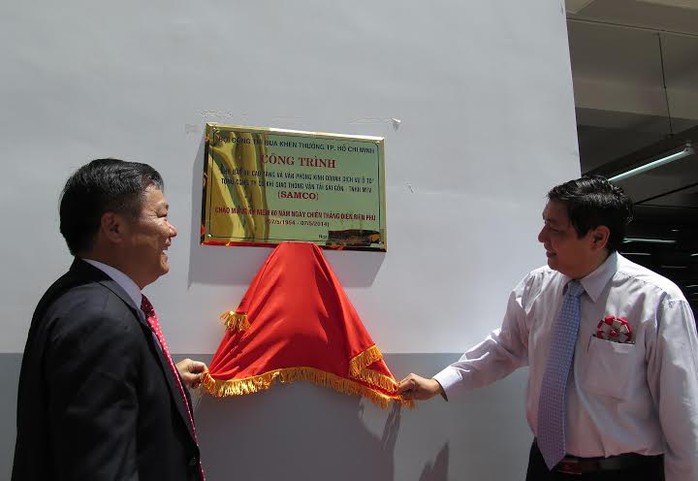Ông Trần Thế Lưu, Trưởng ban Nội chính Thành ủy TP HCM (bìa phải) và ông Nguyễn Hồng Anh, Chủ tịch Hội đồng thành viên SAMCO tại lễ gắn biển công trình