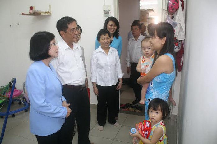 Lãnh đạo Thành ủy và LĐLĐ TP HCM thăm hỏi công nhân tại khu lưu trú KCN Hiệp Phước, huyện Nhà Bè
