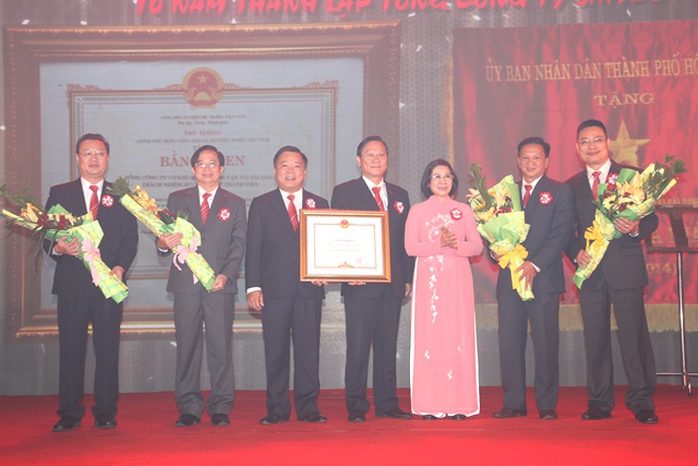 Bà Nguyễn Thị Thu Hà, Ủy viên Trung ương Đảng, Phó Bí thư Thành ủy (thứ ba từ phải sang), trap bằng khen của Thủ tướng Chính phủ cho đại diện SAMCO