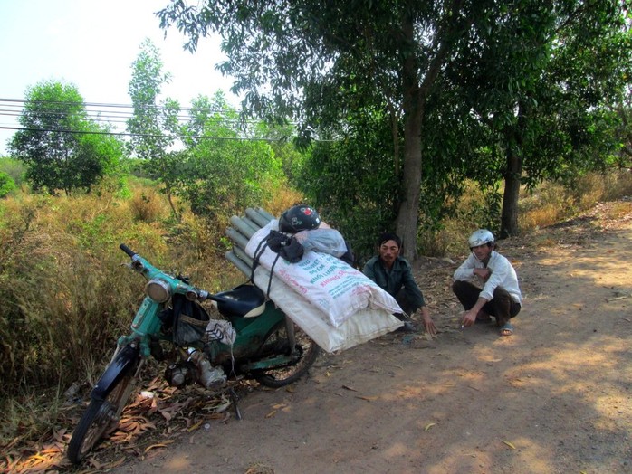 Phút nghỉ ngơi ven đường của hai người săn lươn.