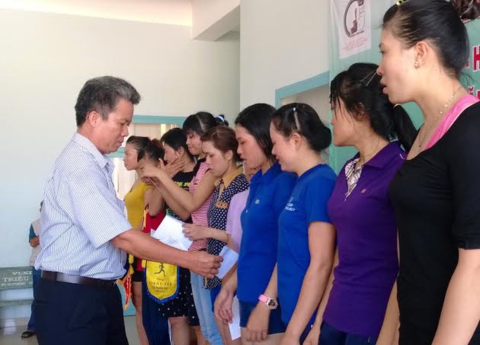 Ông Nguyễn Thanh Sang, Phó chủ tịch LĐLĐ huyện Củ Chi, TP HCM, trao giải cho các vận động viên dự hội thao  ẢNH; CAO HƯỜNG