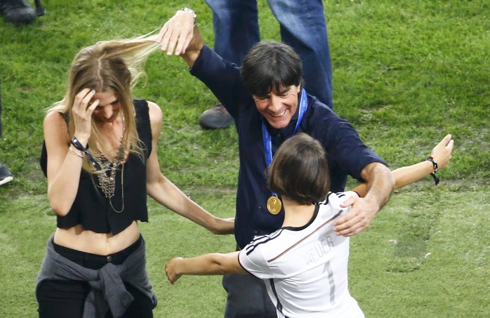 HLV Joachim Loew chung vui cùng vợ của Schweinsteiger và bạn gái của thủ môn Neuer (phải)