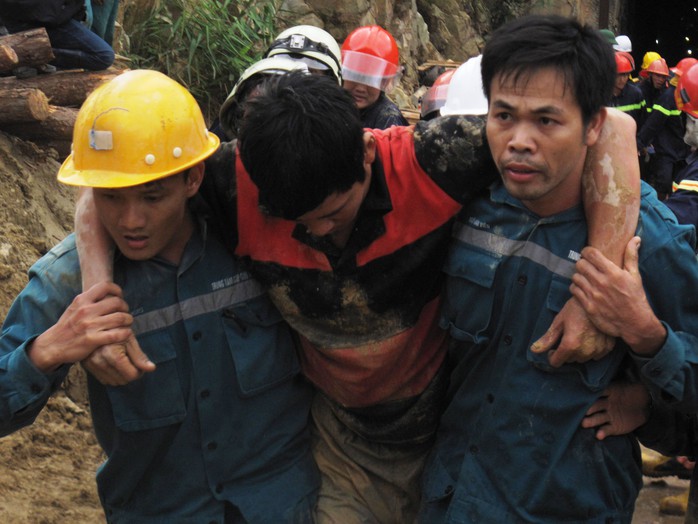 Lực lượng cứu hộ đưa nạn nhân Nguyễn Văn Quang ra khỏi nơi gặp nạn