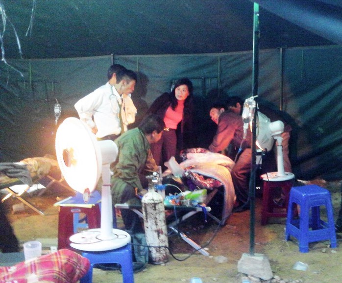 Sưởi ấm và chăm sóc các nạn nhân trong lán trại tại hiện trường