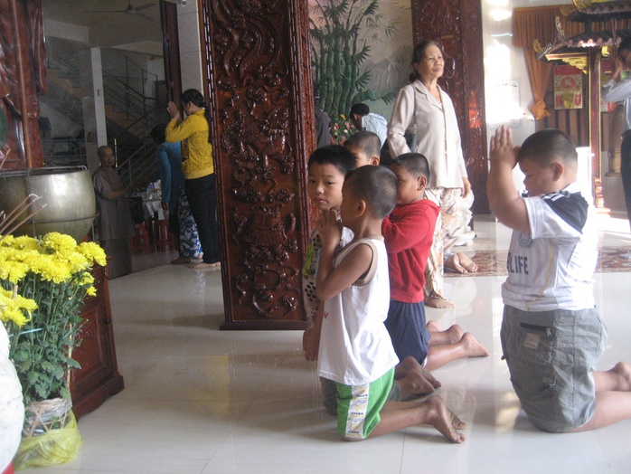 Các cháu nhỏ chùa Bửu Trì khấn vái nơi thờ Phật 