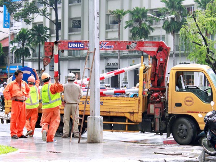 Công nhân tháo dỡ các biển báo trên các tuyến đường Lê Lợi, Nguyễn Huệ chiều ngày 22-7