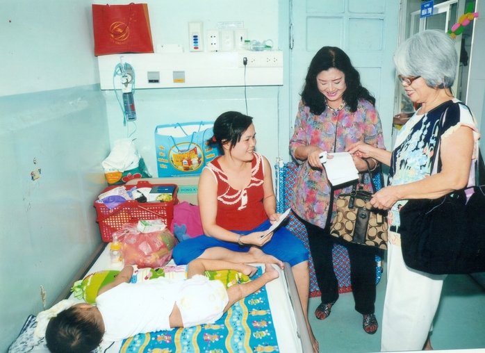 NSND KIm Cương đến thăm bệnh nhân khoa Tổng hợp Bệnh viện Nhi Đồng 2