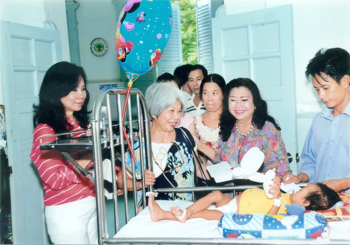 NSND Kim Cương và các kiều bào Pháp đến thăm bệnh nhân tại Bệnh viện Nhi Đồng 2.
