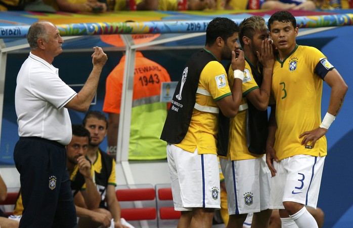 Neymar, Hulk và HLV Scolari không giúp được gì nhiều cho Thiago Silva khi trung vệ đội trưởng Brazil liên tục gây thất vọng