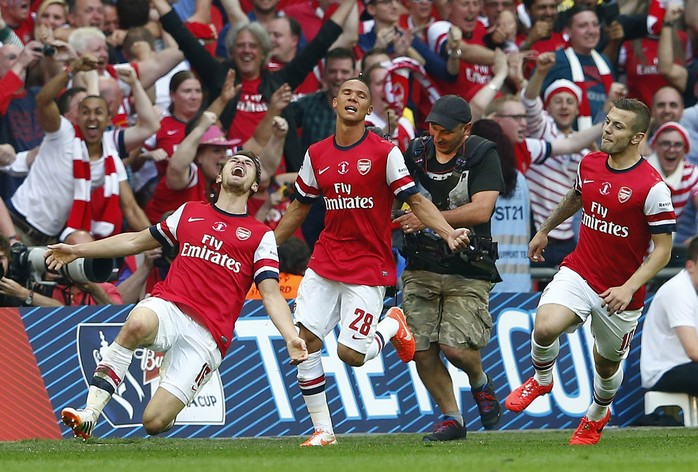 Ramsey (trái) ghi bàn thắng quyết định cho Arsenal