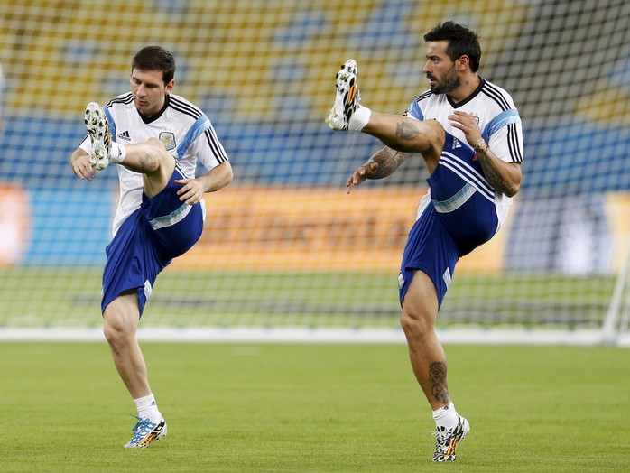 Messi (trái) tích cực tập luyện cho trận mở màn