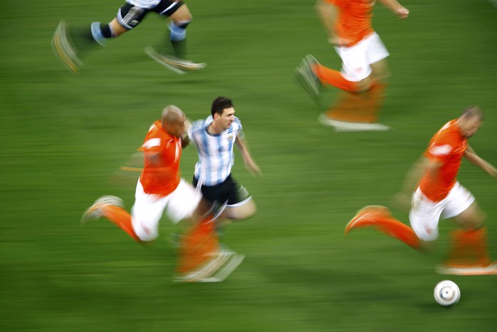 Messi trong một pha đua tốc độ với các cầu thủ Hà Lan
