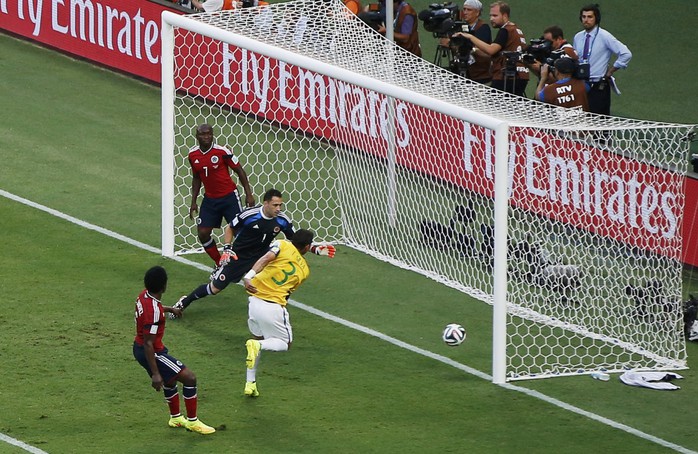 Thiago Silva mở tỉ số cho Brazil từ rất sớm