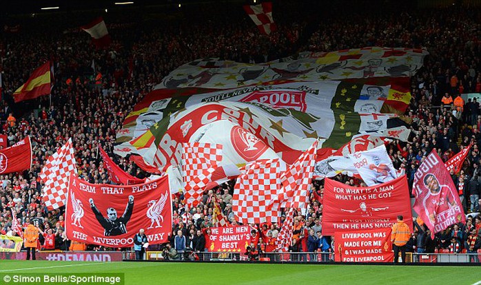 CĐV Liverpool cuồng nhiệt trên khán đài sân Anfield