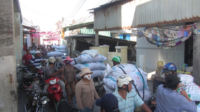 Con đường chính dẫn vào bãi sò nêm cứng người và hàng