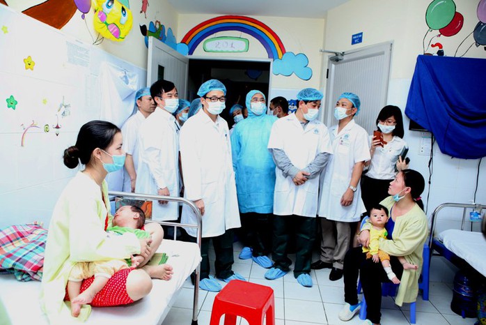 Phó Thủ tướng Vũ Đức Đam thăm bệnh nhân sởi tại BV Nhi Trung ương chiều 15-4