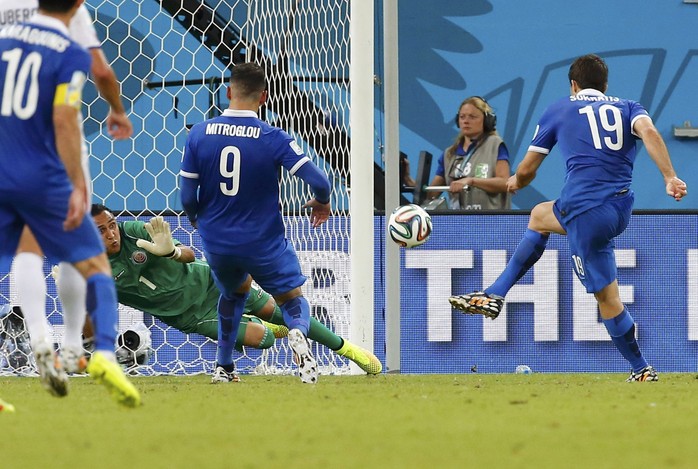 Hậu quả đã đến ở phút bù giờ đầu tiên khi Sokratis gỡ hòa 1-1 cho Hy Lạp trong thời điểm mà Costa Rica đã xuống sức