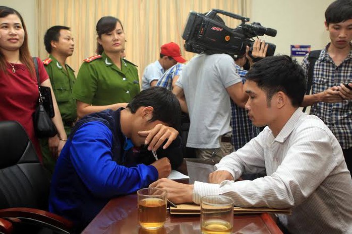Phan LưuThế Sơn của Đồng Nai, một trong 6 cầu thủ tham gia bán độ, viết bản tường trình tại cơ quan công an
